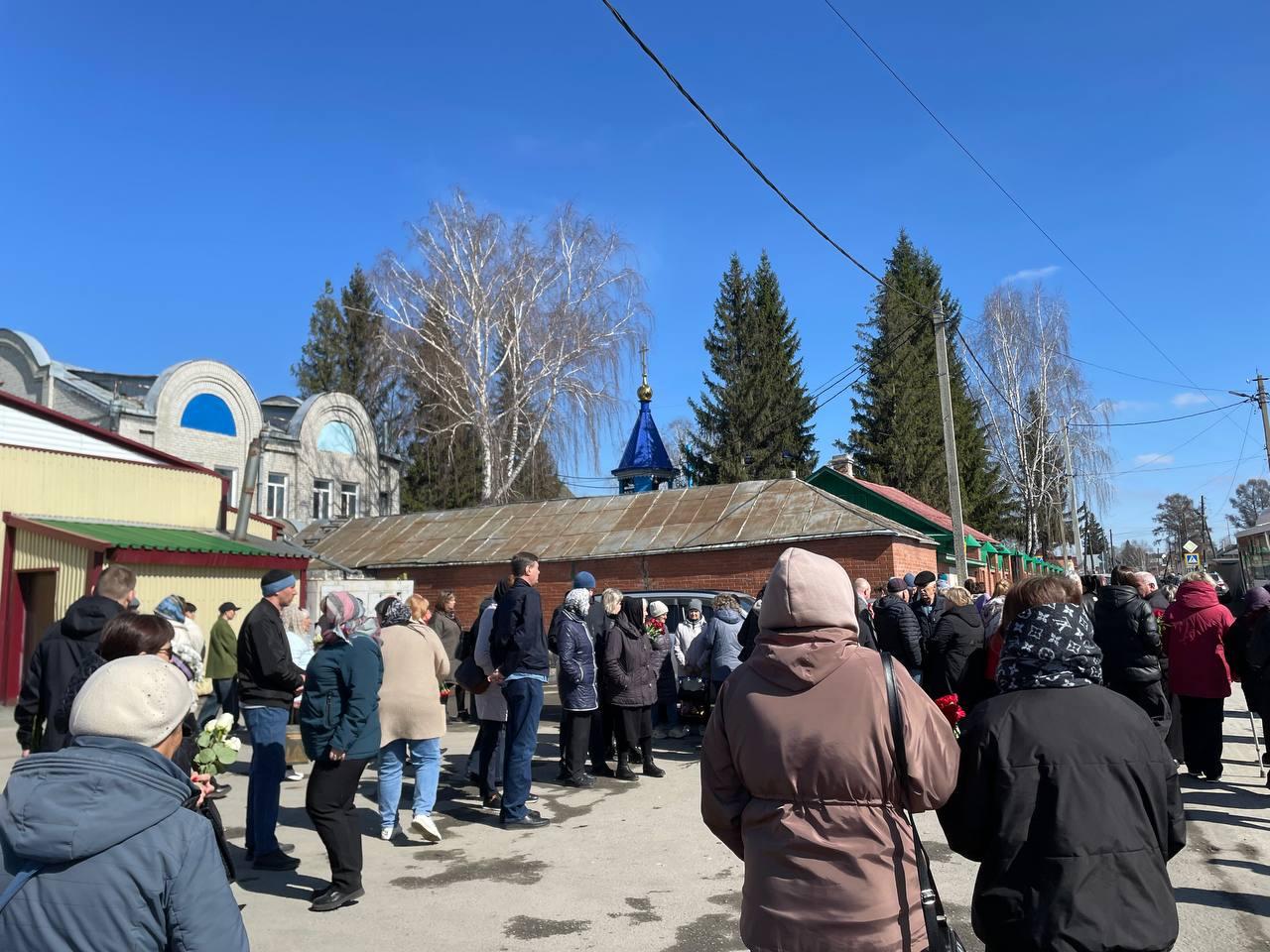 Фото «Плачут навзрыд». Под Новосибирском сотни людей пришли на похороны таинственно погибшего 14-летнего подростка 2